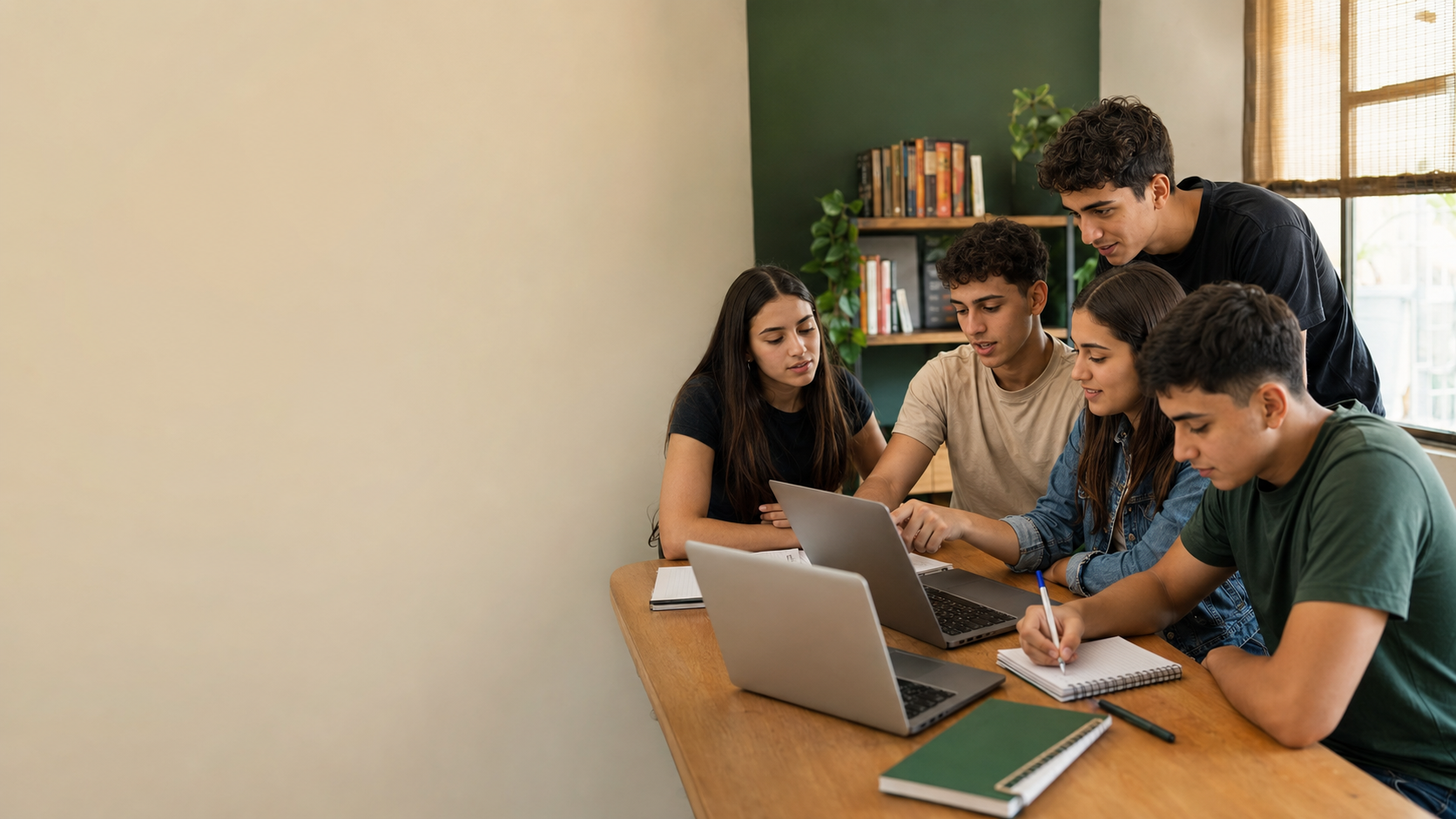 Jóvenes participando en una actividad práctica de educación financiera